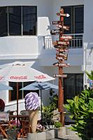 Nur 13.200 km...  ...bis nach Hause (denn Hamburg liegt ja etwas näher als Berlin ;-)). Aber noch wollen wir so schnell nicht wieder dahin, denn bis jetzt ist erst ungefähr die Hälfte unseres Urlaubs vorüber.  Normalerweise sind wir keine großen Städtefans, aber Valdivia hat uns in seiner heimeligen Art gefallen. Die Stadt, die beim bisher stärksten Erdbeben 1960 am meisten gelitten hat, ist modern, aber stilvoll wieder aufgebaut worden – ein gelungener Mix zwischen neuen Gebäuden und solchen gut restaurierten 'Perlen' wie dem Restaurant aus dem vorigen Bild.