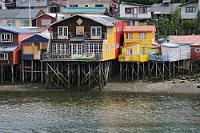 Pfahlbauten  Weltberühmt sind die Palafitos, Pfahlbauten am Hafen von Castro, der 1567 gegründeten, drittältesten Stadt Chiles. Da neben der Holzwirtschaft die Fischerei eine der wichtigsten Erwerbszweige war, bauten die Fischer ihre komplett geschindelten Häuser direkt auf bohlengestützten Plattformen am Wasser. Das hat den Vorteil, bei Flut mit den Booten gleich unter den Häusern ankern zu können – bei Ebbe liegen sie dann aber komplett auf dem Trockenen.