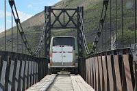 Puente Laguna Amarga  Der einzige Weg zu unserem Hotel im Nationalpark führt über diese Brücke. Angesichts der marginalen Breite dieser Konstruktion beschlossen wir, an unserem Nissan Jeep schon mal vorsorglich die Seitenspiegel anzuklappen. Während wir noch dabei waren, überholte uns dieser Reisebus mit Hänger und machte uns vor, wie ein echter Könner es schafft, in einem Stück die andere Seite zu erreichen. Dies war im wahrsten Sinne des Wortes Millimeterarbeit!