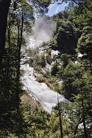 Saftiges Grün  Wenn man aus dem Norden kommt und eine Zeitlang nur in der Wüste unterwegs war, dann einen schnellen Sprung mit 'nem Inlandsflug gemacht hat, ist man vom üppigen Grün des 'kleinen Südens' zunächst schier überwältigt. Man akklimatisiert sich dann aber rasch. Nicht zuletzt, weil das tiefliegende Andenvorland eine große Ähnlichkeit mit heimischen Breiten hat.  Der Fluß, der diesen Wasserfall im Parque Nacional Huerquehue speist, ist der Überlauf dreier malerisch gelegener Lagunen – dem Ziel unserer Wanderung. Schon zu Beginn unseres Ausflugs begegnen wir ihm am Parkplatz und unterwegs erfreut er uns mehrfach mit solch schäumenden Kaskaden.