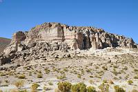 Straßenbegleitpanorama  Nix Besonderes. Sowas begegnet einem alle paar Kilometer in Chile ;-)  Na gut – genau genommen in Nordchile! Dieses beeindruckend erodierte Sandsteingebilde kurz hinter Colchane liegt längs der Straße, wenn man aus dem Hochland hinab an die Küste Richtung Iquique steuert. Und es steht stellvertretend für viele ähnliche Anblicke, die man beiläufig während der Fahrt durch das Hochland als 'Begleitpanorama' geboten bekommt.  Ich bin kein Geologe (hab' aus Faulheit noch nicht mal gegoogelt), aber mir scheint, als hätte sich im Zuge der (vulkanisch dominierten) Andenauffaltung der von der pazifischen Platte nachschiebende Meeresboden von der Küste bis zum Hochland hin angehoben. Man sieht sehr viele von Erosion freigelegte Sedimentschichten im Hoch- und im ansteigenden Vorland, so dass mir meine laienhafte Vorstellung immerhin plausibel erscheint...  Wenn's nicht stimmt, laß ich mich gern verbessern!