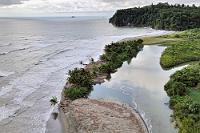 Da wird nicht gemeckert,...  ...da wird fröhlich gewunken, wenn man mit seinem  kleinen Flieger  in einer Höhe über den Strand fliegt, welche einen deutschen Luftaufsichtsbeamten zuerst nach Luft japsen ließe, bevor er mit hochrotem Kopf seinen Anzeigenblock zücken würde ;-).  Pazifikküste nahe Uvita  2013
