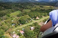 Flying Crocodile  Als Flieger ist man natürlich begeistert, hier seinem Hobby fröhnen zu können. Deshalb ein paar weitere Infos zur  'Flying Crocodile Lodge' : Gegründet wurde sie vor ca. 15 Jahren von Guido Scheidt, einem langjährigen Eurowings-Linienpiloten und seiner Frau. Es ist eine aus acht (?) äußerst fantasievoll gestalteten Gästebungalows bestehende Hotelanlage mit angeschlossenem Ultraleicht-Flugbetrieb. Hauptsächlich werden Rundflüge mit durchreisenden Touristen unternommen, es gibt aber nominell auch eine Flugschule und Chartermöglichkeit. In Praxi schulen eher Wenige (wer hat schon wochenlang Urlaub?), meist ist es ein Anfangskurs, der zu Hause weitergeführt werden kann.  Ich selber wollte eigentlich chartern. Da der einzige Dreiachser aber privat einem der Fluglehrer gehört, war die Begeisterung über eine Leihgabe an einen unbekannten Piloten nicht soo wahnsinnig ausgeprägt. Zugegebenermaßen ist die Landebahn dort auch sehr kurz, so dass die notwendige Landetechnik recht unorthodox ist und sorgfältig geübt werden sollte. Da wir nicht nur fliegen wollten, wir auch unseren Geldscheißer nicht mitgenommen hatten, ich auch nicht mit Gewalt einen fremden Flieger schrotten wollte, blieb es letztendlich bei zwei selbstgeflogenen Stunden entlang der Küste mit dem Besitzer neben mir (;o)), sowie einigen Starts und Landungen auf benachbarten, etwas längeren Pisten.  Der alltägliche Rundflugbetrieb wird wegen der kurzen Bahn deswegen auch hauptsächlich mit Trikes und (neuerdings!) Gyrocoptern durchgeführt. Für mich war der zwanzigminütige Mitflug auf dem Tandemsitz des Gyros hinter Guido als Piloten eine Premiere – in einer MT-03 war ich vorher noch nie geflogen. Wer jemals dort hinkommt, sollte einen  Rundflug mit dem Gyro  nicht versäumen, es ist in der Tat ein unvergeßliches Erlebnis.  2008