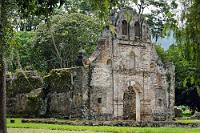 Iglesia de Ujarrás  Die älteste Kirche Costa Ricas – bzw. deren Ruine –  steht in der Nähe von Orosi südwestlich von Cartago. Sie wurde erstmalig von Missionaren um 1570 mit Lehmziegeln errichtet und von 1681 – 1691 in dieser Form aus Kalkstein und Tondachziegeln erbaut. Die Kirche war Teil eines religiösen Zentrums, welches aus einer Schule, einem Kloster und einem Friedhof bestand und der Jungfrau Maria gewidmet war.  Noch heute findet jährlich im März eine Prozession von Carthago zu den Ruinen im Gedenken an die Jungfrau von Ujarrás statt.  2008