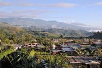 Morgens um Sieben ist die Welt noch in Ordnung  Der nachmittägliche Gewitterguß des Vortages hat alles blankgeputzt und die frühe Sonne läßt die Farben des Ortes und des Tales Orosí kräftig leuchten. Von unserer Veranda blicken wir auf die mittelamerikanische Vulkankordillere mit dem aktiven Turrialba und seiner dekorativen Dampfkrone und dem etwas näher gelegenen Irazú, der seinen Gipfel noch in leichten Wolken versteckt. Gestern waren wir oben auf dem Turrialba, heute wollen wir möglichst frühzeitig auf den Irazú, um den Touristenströmen und der verläßlichen Wolkenabschattung im Laufe des Vormittags zuvorzukommen. Was uns gelungen ist...  Nachmittags – auf dem Rückweg – überrascht uns die tägliche Sintflut in Cartago (s.nächstes Bild)  2008