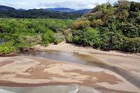 Pazifikküste  Wie sich herausstellte, war der November die optimale Reisezeit für die Nicoya Halbinsel. Die Straßen, Wege und Flußfurten sind weitgehend wieder befahrbar und der für's pazifische Tiefland typische tropische Trockenwald steht noch in Saft und Kraft. Denn nur kurze Zeit später beginnt zwar für einige Bäume die Blütezeit, das Land kann aber wegen der Trockenheit recht kahl werden und viele Bäume verlieren ihre Blätter. Wenn man gerade aus dem tropfenden Regenwald des Hochlands gekommen ist, verblüfft einen dieser Gegensatz in der Flora.  Strand bei Sámara, 2008