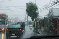 Wenn man mal keine Tiere fotografiert...  ...kann es passieren, dass man sich fluchenderweise durch eine mehr als marginal ausgeschilderte Stadt bewegt, hilflos den Elementen in Form von Wasser, Wasser, Autos, Einbahnstraßen, Autos und Wasser ausgesetzt (hatte ich das WASSER schon erwähnt?). Wenn es ganz schlimm wird, hilft es, für einen Moment rechts ranzufahren, um den sich kumulierenden Stress abklingen zu lassen.  Da merkt man, dass die Regenzeit im Hochland doch noch nicht vorüber ist...  2008