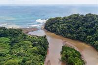 Río Ora  Der Flug geht abwechselnd über das am Ende der Regenzeit noch saftige Grün, über schlammige Flußmündungen und über menschenleere Strände.