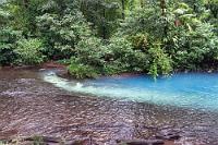 Teñideros  Nach Überqueren zweier wackliger Brücken erreicht man den Teñideros, den Zielort des Wanderweges, an dem der Fluß wie durch Zauberhand blau wird. Er überfließt hier eine Schwelle in den Flußboden eingelagerter Aluminiumsilikate, die, nun im Wasser gelöst, eine "Mie-Streuung" genannte Brechung des Lichtes hervorrufen, die für den blauen Farbeindruck verantwortlich ist.