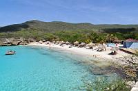 Beispielstrand  Wenn in Reisebeschreibungen, Blogs und Katalogen irgendein Strand als Beispiel für die intime Kuscheligkeit curaçaoischer Badegelegenheiten herhalten muß, dann ist es "Grote Knip". Liegt sicherlich auch daran, dass man ihn von dieser ummauerten Buchtkante prima überblicken kann. Und wenn alle ihn zeigen, wollen wir natürlich nicht zurückstehen (auch wenn wir dort weder gebadet, noch getaucht haben...).   Playa Kenepa Grandi  "Grote Knip" : Grote Knip