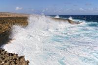 Boka Tabla  Eine der spektakulärsten Buchten des Shete Boka NP an der Nordwestecke der Insel. Während die Ostküste viele wind- und brandungsgeschützte Bilderbuchstrände aufweist, die sich bei Badenden und Tauchern gleichgroßer Beliebtheit erfreuen, ist die Westküste Curaçaos dem wütenden Ansturm der vom Westwind gepeitschten Atlantikwellen ausgesetzt.