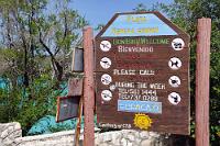 Bon Bini  Mit diesem Willkommen auf Papiamento, der vorherrschenden Landessprache, leite ich eine Bilderreihe von dieser zu den Niederländischen Antillen zählenden Karibikinsel ein, die trotz ihrer floristischen Kargheit einige spezifische Schönheiten aufweist und besonders dem Hobbytaucher zahlreiche indivualistische Freiheiten in einer bezaubernden Unterwasserwelt bietet.   Inzwischen sind wir im November 2019 das dritte Mal zum Tauchen auf Curaçao gewesen. Einige Fotos haben wir durch bessere ersetzt, neue sind hinzugekommen, ebenso ein paar 360° Panoramen. Leider hat darunter die Einheitlichkeit und zeitliche Abfolge der Bildkommentare etwas gelitten. Gewisse Sprünge bitten wir daher zu entschuldigen :-).