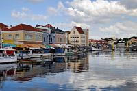 Floating market  Eine der bekanntesten Attraktionen, aber auch ein relevanter Wrtschaftsfaktor Willemstads, ist der sogenannte 'Floating market'. Am Kai der Waaigat – einem Seitenarm des Hafenkanals Sint Annabaai – machen täglich Fischerboote aus Venezuela fest und verkaufen frischen Fisch direkt von Bord.   Leider gelten die hier – und unter nachfolgenden 'Floating market'-Fotos – gemachten Aussagen seit dem März 2018 nicht mehr! Seit der venezuelanischen Grenzschließung durch Nicolas Maduro dürfen Fischer und Fruchthändler des benachbarten Landes ihre Waren nicht mehr ausführen.