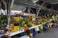 Lekker!  Der Eindruck täuscht ein wenig. Bei diesem reichhaltigen und frischen Angebot sind die Stände des  'Floating market'  normalerweise dicht von Kunden umlagert. Es hat mich auch eine gewisse Wartezeit gekostet, bis für einen Moment ein ungehinderter Blick auf all die Köstlichkeiten möglich war.   Inzwischen ein historisches Foto, wie weiter oben erklärt... (s.Link)