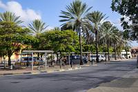 ZOB  Der Zentrale Omnibus Bahnhof Willemstads im Stadtteil Otrobanda. Der ÖPNV der Insel ruht auf zwei Säulen – erstens den seltener gesehenen großen Bussen, genannt 'convoi', sowie den unregelmäßig verkehrenden 'collective cars', lizensierten Kleinbussen, welche die meist alle 2 Km anzutreffenden Bedarfshaltestellen abklappern.