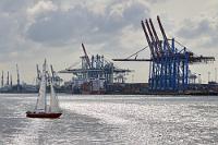 Burchardkai  Der Containerterminal Burchardkai ist mit 30 Containerbrücken und einer Fläche von 1,4 qkm der größte Containerumschlagplatz der Hamburger Hafen und Logistik AG (HHLA). Seit 1968 in Betrieb, ist der Hamburger Containerhafen weltweit einer der ersten gewesen.