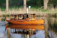 Hingucker!  Wir machten ziemlich große Augen, als die "Luitpold" auf dem Elbe-Lübeck-Kanal an uns vorbei tuckerte. So ein schwimmendes Schmuckstück kommt einem schließlich nicht alle Tage vor die Linse.   Zur "Luitpold":  Rumpf: Baujahr 1982, Werft: Horst Wagner, Bodman/Bodensee, Rundspant, Mahagoni, Karweel auf Eichenspanten, Länge 7,50 m, Breite 2,35 m, Tiefgang 0,6 m, Fahrt geschätzt 6 kn, Verdrängung 1,3 to  Ruder: hydraulisch, Radsteuerung  Besonderes: Positionslampen Solarpaneel, batteriegepuffert, Sitze (6 Personen) als Koje nutzbar (2m)  Quelle: Deutscher Dampfbootverein e.V.   Infos zur Maschine im nächsten Bild
