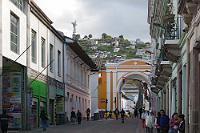 Abschied  Bis heute, mehrere Monate später, dauert der langsam eskalierende Protest an. Gegen den Ex-Präsidenten Correa wurde Anfang Oktober Anklage erhoben, Mitglieder der Opposition beklagen zunehmende politische Verfolgung – und zu allem schweigt der Präsident und die staatlichen Medien haben sich selber (oder unter dem Druck der Machthaber) einen Maulkorb angelegt, so dass kaum jemand außerhalb Quitos von den Spannungen erfährt. Irgendwie kommt einem manches bekannt vor...  Am nächsten Tag ist Abreise. Nachdem wir unser Auto aus dem 'Parqueo' ausgelöst haben, kommt ein letztes Mal Maps.me zum Einsatz, um uns wieder einmal quer durch die Stadt zum Aeropuerto zu lotsen. Alles geht gut und wir geben unser Auto ausgerechnet bei dem jungen Mitarbeiter ab, der uns am Chimborazo aus unserer mißlichen Lage befreit hat ;-). Gleich anschließend demonstriert er uns mit seinem Servicefahrzeug auf den letzten Metern zum Terminal, wie er es geschafft hat, so schnell durch das halbe Land zu kommen –   Dios cuida mi camino!   Unser Resümee nach drei Wochen Ecuador: Wunderschöne Landschaften, liebenswerte Menschen, exotische Tiere, viele interessante Erlebnisse, etwas durchwachsenes, aber immerhin meist trockenes Wetter und wie immer: Viel zu wenig Zeit! : quito, plaza grande, plaza de la independencia