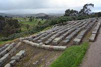 Baustofflager  Zur Demonstration der hohen Steinmetzkunst der Inkas finden sich an einem Hang mehrere Reihen steinerner Artefakte. Mir ist nicht ganz klar, ob hier nicht mehr verwendetes Baumaterial der Kañari und Inkas gezeigt wird, oder ob es Steine sind, die die spanischen Eroberer beim Schleifen der Anlage liegen ließen. Bekannt ist allerdings, dass ein großer Teil der Kirchen und Kathedralen Cuencas aus der Substanz besteht, die dereinst Ingapirca (Kichwa: Steinmauer) ausmachte. : ingapirca, cañar, hatun kañar, kañari, huáscar, atahualpa