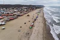 Canoa  Am Abend sind wir wieder mal fast allein am Strand, im Wasser tummeln sich nur noch ein paar Badende und die Surfer sind dabei, sich selbst und ihr Equipment in den in einer langen Reihe aufgebauten Zelten zu verstauen. Damit sind die Attraktionen des Ortes auch schon besichtigt und wir lassen uns zum Abendessen in der Strandbar der Hosteria nieder. Wir müssen herzlich lachen, als zum bestellten Ceviche – einer kalten Spezialität aus mariniertem Fisch und/oder Meeresfrüchten – Ketchup und Mayo gereicht werden. Aber vielleicht ist das einfach ein Muß in einem Land, dessen Touristenaufkommen zu 80-90% aus Nordamerikanern besteht... : canoa