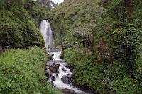 Cascada de Peguche  Die Stadt Otavalo an der Panamericana gehört zu den beliebtesten Touristenzielen Ecuadors. Die ehemalige Handelsstadt hat eine kulturelle Eigenständigkeit bewahrt, die sich noch heute auf dem größten Handwerksmarkt Südamerikas durch ihre kunstvollen Textil- und Webwaren manifestiert. Leider war uns der Besuch dieses Marktes zeitlich nicht vergönnt, wir wollten aber wenigstens den 25 m hohen Wasserfall sehen, der immer noch eine große rituelle Bedeutung bei der mehrheitlich indigenen Bevölkerung hat. Im Ortsteil Peguche gelegen, erreicht man – nach dem Durchqueren einer obligatorischen Spalierstraße mit Andenken-, Fress- und Klamottenläden – nach ca. 10 min. Fußweg durch ein gepflegtes Eucalyptusgehölz das malerisch gelegene Ziel. : cascada de peguche