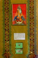 Die gekaufte Jungfrau  Vielleicht sind wir einfach zu unkatholisch – oder zu wenig mit den kreativen Gepflogenheiten einer bedürftigen Kurie vertraut. Denn was uns hier erstmals – direkt neben dem Kirchenportal angebracht –  bewußt auffällt, verschlägt uns doch ein bißchen den Atem. Ein vorgedrucktes Bittgebet an die 'Jungfrau von Quinche', gläubig hingemurmelt und von einer klimpernden Gabe unterstützt, verspricht den Ärmsten der Armen Trost, Zuversicht und göttliche Berücksichtigung – Wow! Darauf muß man erst mal kommen: Der Kaugummiautomat für die Seele... : quito, iglesia y convento de san agustín