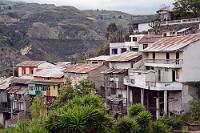 Die Rückseite  Abseits des herausgeputzten Zentrums zeigt sich Alausí auf dem Rückweg zu unserer Hosteria, deren verglastes Frühstückscafe hinter der Terrassenbrüstung rechts oben auf dem Hügel zu sehen ist, von seiner eher rustikalen Seite. Wie fast überall in den von uns besuchten lateinamerikanischen Ländern zeugen marode Fassaden, abgebrochene Bauvorhaben und wild zusammengestückelte Improvisationen von der Armut großer Bevölkerungsgruppen. Was die Menschen aber nicht davon abhält, einem mit großer Freundlichkeit und Hilfsbereitschaft zu begegnen. : alausi, ferrocarriles ecuatorianos