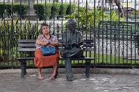 Erlesene Gesellschaft  Am frühen Nachmittag haben wir die Berge hinter uns gelassen und die letzten 100 km führen auf nahezu Meerehöhe durch sumpfiges Tiefland. Die Temperaturen sind rapide gestiegen, es ist schwül und bei dem fälligen Tankstopp entledigen wir uns schnellstens bis auf T-Shirt und Hose jeglicher Kleidung. Mit nur einem überflüssigen Schlenker leitet uns Maps.me nach Guayaquil hinein, wo wir auch bald auf der richtigen Straße zum Hotel sind. Aber leider auf der falschen Fahrspur – und damit getrennt durch eine unüberwindliche Mitteltrasse von dem Parkplatz vorm Hotel. Okay, also einmal rund um den Pudding. Immerhin  lernen wir so die Altstadt und die großzügige – wegen eines Events rettungslos verstopfte –  Hafenpromende kennen, bis wir ca. 30 Min. später endlich auf dem Hotelstellplatz ankommen. Puh! : guayaquil, parque seminario, plaza bolívar, parque nacional, parque de las iguanas