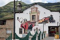 Fassadenkunst  Schließlich gelingt es uns doch noch, in einem winzigen Restaurant, welches von außen eher wie eine Imbissstube wirkt, ein Abendessen zu ergattern. Umgeben von den Mitgliedern einer kinderreichen Großfamilie, die am Nebentisch speisen, serviert uns die sehr freundliche und aufmerksame Bedienung alsbald ein reichhaltiges Essen, das ausgesprochen gut schmeckt und dessen Preis eher auf eine einheimische als auf eine touristische Zielgruppe schließen läßt. : alausi, ferrocarriles ecuatorianos