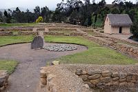 Grabstätte  Der Rundgang startet im Kañari-Teil der Anlage bei den Kornkammern. Nahebei deuten Ruinenreste auf Gebäude, in denen Werkstätten vermutet werden. Das intakte Gebäude stellt die Rekonstruktion eines typischen Wohnhauses dar, dessen Inneneinrichtung sich durch ein großes in die Außenwand eingelassenes Fenster betrachten läßt.  Der senkrechte Monolith hingegen bewacht ein Grabmal, in dem die Überreste einer offensichtlich bedeutenden weiblichen Person gefunden wurden, umgeben von Geschenken und Grabbeigaben sowie einem Dutzend gleichzeitig mit ihr beigesetzten Bediensteten (?) beiderlei Geschlechts. Historiker sehen in der Grabstätte ein Indiz für die strenge gesellschaftliche Schichtung der indianischen Kulturen. : ingapirca, cañar, hatun kañar, kañari, huáscar, atahualpa