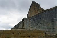 Grünsteinmauer  Der Ehrlichkeit halber darf aber nicht unerwähnt bleiben, dass sich nicht nur die Spanier in der Kultstätte bedienten, sondern auch Einheimische über die Jahrhunderte Baumaterial entwendeten, so dass Mitte des zwanzigsten Jahrhunderts, als die ecuadoriansiche Regierung mit der Restauration der Anlage begann, außer den Grundmauern nicht mehr viel vom Observatorium, den Lager- und Werkstätten, Wohnräumen, rituellen Bädern, den Straßen und Plätzen übrig war. Erstaunlicherweise ist immerhin noch ein Großteil des aus grünlichem Andesitgestein errichteten Sonnentempels erhalten geblieben. : ingapirca, cañar, hatun kañar, kañari, huáscar, atahualpa