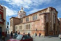 Kein Kunsthandwerkermarkt!  Wir gehen vom Parque Abdón Calderón Richtung Osten, denn ein paar Straßen weiter soll Mittwochs der berühmte Kunsthandwerkermarkt stattfinden. Es ist mittlerweile ziemlich warm geworden und wir schwitzen in den engen Straßen, in denen in auffälliger Weise jeweils Läden bestimmter Warensegmente dominieren. Eine Straße ist ganz dem Autozubehör gewidmet und wir erfahren endlich, wo der ecuadorianische Autofahrer all die blinkenden LED-Artikel bezieht, mit denen er seine Fahrzeuge mit Vorliebe schmückt. Nur Kunsthandwerk, das finden wir nicht, obwohl wir um die angegebene Adresse herum jede Nebenstraße absuchen! Dafür entdecken wir bei unserer Suche solche pittoresken Kirchen wie die Iglesia de San Blas, an deren teilweise unverkleideter Seitenwand tatsächlich Ingapirca durchscheint ;-). : cuenca, tomebamba, catedral nueva, catedral viejo, catedral de la inmaculada concepción, iglesia de san blas