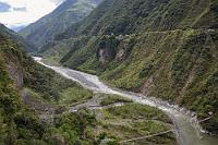 Keine Ruhe am Ende des Tages  Wir nehmen Abschied vom Pastaza Tal und sind bald wieder in Baños, wo wir nach einem Abendessen im Restaurant auf eine erholsame Nacht im Hotel hoffen.  Wir parken unseren Suzuki auf einem schmalen Zweierparkplatz direkt am Hotel hinter einem anderen SUV. Wenig später – Maren liegt schon im Bett und ich lese noch etwas – ertönt ein Autoalarm. Schnell wird klar, dass es 'unsere' Suzi ist, die sich grundlos bemerkbar macht. Der Schlüssel liegt an der Rezeption und es dauert eine Zeitlang, bis der Hotelbedienstete den Alarm abstellt. Zehn Minuten später das gleiche Spiel. Ich ziehe mich an und eile nach unten zum Empfang. Was denn los sei, will ich wissen? Der Angestellte zuckt mit den Schultern: "Vielleicht ein Ast..."? Noch weitere dreimal in Minutenabständen röhrt die 'Heulsuzi' durch die Ruhe der stillen Nebenstraße, bis der Angestellte und ich beschließen, dem Spuk durch Trennen der Batterie vom Stromnetz ein Ende zu bereiten. : baños, rio pastaza, ruta de las cascadas