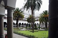 Klosterruhe  Was ist hier los? Und wie kommen wir zu unserem Hotel, welches ausgerechnet auch noch in einer Fußgängerzone liegt, die ebenfalls abgesperrt ist. Da wir das 'um den Pudding fahren' schon gewohnt sind, biege ich in die nächste Querstraße und mit ein bißchen Kurbelei landen wir nur ca. 200 m vom Hotel entfernt warnblinkend an einer Bordsteinkante, von der aus Maren sich zu Fuß auf den Weg zum Hotel macht, während ich am Steuer sitzend hoffe, nicht von einem übereifrigen Polizisten des Platzes verwiesen zu werden. Alles geht gut und schon 20 Min. später erscheint Maren in Begleitung eines Hotelbediensteten, mit dessen Hilfe zumindest unsere Koffer erst mal ins Hotel finden. Anschließend läßt der gute Mann sich mit einem Trinkgeld überreden, uns auch noch auf dem Weg zum 'Parqueo' zu begleiten, wo das Auto bis morgen übernachtet. Unser Zimmer im Hotel geht von einem wunderschön bepflanzten Patio ab und nachdem wir uns ein wenig akklimatisiert haben, erinnern wir uns unserer touristischen Pflichten und stürzen uns mit Reiseführer und Kamera ins immer dichter werdende Gewühl. Die nicht weit entfernte katholische Kirche San Agustín wird als sehenswert angepriesen und ist unser erstes Ziel. Den ruhigen Innenhof des angegliederten Convents nutzen wir bestimmungsgemäß und atmen dankbar erst einmal richtig ruhig durch. Puuuh. : quito, iglesia y convento de san agustín