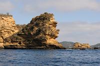 Küstensphinx  Wir sind zur abgemachten Uhrzeit nur zu Dritt im "Machalilla Tours"-Shop, in dem wir unsere (zertifizierte!) Tour gebucht haben. Doch bald ziehen wir im Gefolge einer resoluten Dame fast durch den gesamten Ort und sammeln auf dem Weg viele weitere Mitpassagiere in ähnlichen Läden ein. Das nennt man effektives Joint Venture! Angetan mit den obligatorischen roten Rettungswesten und begleitet von dem launigen Nationalpark Ranger Angel, verlassen wir bald darauf den kleinen Hafen von Puerto López in einem 20 Personen fassenden Boot und sind gespannt, ob wir wirklich Buckelwale zu sehen bekommen. : puerto lópez, salango, isla salango