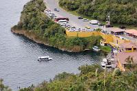Laguna Cuicocha  Am Vortag sind wir mit der KLM in Quito angekommen. Die Verbindung von Hamburg über Amsterdam hat sich für uns als so vorteilhaft erwiesen, dass wir unsere Mittel- und Südamerikareisen nur noch so durchführen. Trotz eines sehr turbulenten Anflugs auf den "Aeropuerto Internacional Mariscal Sucre" verlief die Landung butterweich. Schnell hatten wir die Einreiseformalitäten hinter uns gebracht und wurden von einem netten Mitarbeiter der örtlichen Reiseagentur begrüßt, der uns u.a. bei der Übernahme des Mietwagens behilflich war und uns anschließlich detailliert den Weg zum nahebei gelegenen Hotel erklärte, in dem wir unsere erste Nacht verbrachten.  Früh am Morgen brechen wir nach Otavalo auf, unserem ersten Reiseziel, 88 km nördlich von Quito. Obwohl wir zuerst trotz Maps.me App leichte Probleme haben, unser Hotel zu finden, ist es noch früh am Vormittag, als wir endlich eingecheckt haben.  Wir haben ein volles Besichtigungsprogramm und beschließen daher, uns noch heute die sogenannte Meerschweinchen-Lagune anzusehen, zu der wir gegen 11:00 Uhr aufbrechen.  Vom Hochland zur Küste und zurück –  Stationen einer Reise