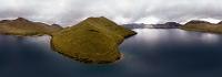 Laguna Grande  Die Lagunas Mojanda umfassen vier Lagunen. Die Größte heißt Laguna Carichocha und ist hier aus der Luft zu bewundern, die drei kleineren sind Laguna Chiryacu, Laguna Huarmicocha und Laguna Yanachocha.  360°   Pano : laguna mojanda