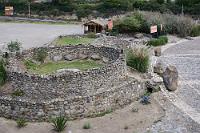 Leicht zu übersehen  Nach dem Frühstück brechen wir auf in Richtung unseres Tagesziels Papallacta. Dies ist wörtlich zu nehmen, denn genau dieses Ziel geben wir in Maps.me ein und werden mit einer vielversprechenden Route quer durch einen großen Nationalpark belohnt.  Den ersten Abschnitt nach Cayambe haben wir auf der gut ausgebauten E35, der Panamericana, schnell hinter uns gebracht, bis wir kurz nach der Stadt den Äquator kreuzen. So unauffällig, dass wir es auf der Hinfahrt glatt übersehen hatten, weist ein kleines Schild auf einen menschenleeren Parkplatz, den ein kleines Museum und historisch anmutende Steinbauten säumen. : cayambe, äquator, equator