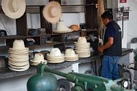 "Oh, wie schön ist Panama..."  Unverdrossen wie wir sind, hoffen wir darauf, trotz plattgelaufener Füße auf dem Rückweg zum Hotel beim "Museo del Sombrero" mehr Glück zu haben. Und – oh Wunder! – dieses gibt es tatsächlich und wir betreten das an der Calle Darpa gelegene Fabrik/Museum durch einen langen Gebäudeschlauch. Erstaunlicherweise kostet es keinen Eintritt, finanziert sich aber wahrscheinlich durch das angeschlossene kleine Cafe mit Flußblick und durch den Verkauf der ausgestellten Hüte. : cuenca, tomebamba, todos los santos, sombrero panama