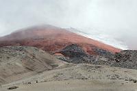 Orkanumtost  Am nächsten Tag haben wir uns von unserem Cayambe-Coca Abenteuer erholt und nach einem reichhaltigen Frühstück brechen wir gestärkt auf zu unserem nächsten Ziel, dem Cotopaxi Nationalpark. Die Fahrt gestaltet sich heute geruhsam auf erstklassigen Straßen und nach 120 zurückgelegten Kilometern, kurz vor der Stadt Latacunga, erreichen wir unser Hotel, welches hier versteckt in der Pampa liegt. Nachdem wir bei dem sehr zuvorkommenden Schweizer Hotelier eingecheckt haben, machen wir uns gleich auf den Weg in den nur wenige Kilometer entfernten Nationalpark, denn wir haben nur den heutigen Tag für einen Besuch, morgen geht's schon wieder weiter. Bevor wir uns aber dem Vulkan nähern dürfen, ist die übliche Einlaßprozedur an der Rangerstation zu absolvieren. Namen, Alter, Paßnummern, Nationalität und Autokennzeichen – darunter geht es nicht! : cotopaxi