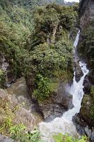 Regenschutz vonnöten  Mit einer Fallhöhe von 80 m ist der "Teufelsfall" zwar nicht besonders hoch, er rauscht aber spektakulär und mit lautem Getöse über mehrere Stufen in die Tiefe. Fotografisch ist das eine echte Herausforderung, denn an den engsten Stellen ist die Schlucht vollständig von Gischt erfüllt, die nicht nur die Besucher in kürzester Zeit durchnäßt, sondern sich auch höchst unschön auf Kameras und Objektive legt. : rio pastaza, ruta de las cascadas, rio verde, pailon del diablo