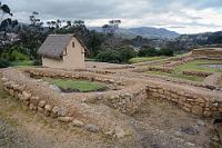 Renovierte Historie  Obwohl Ingapirca weit oberhalb des Wolkenniveaus vom vorigen Bild liegt, gibt es auch heute wieder mehrere Wolkenstockwerke, die für Nieselregen und zuverlässiges Zwielicht sorgen. Dies soll uns aber nicht davon abhalten, das einzige erhaltene Inka Heiligtum auf ecuadorianischem Boden zu besichtigen.  Davor hat die Tourismusbehörde aber den Ticketerwerb gesetzt. Dieser findet – bewacht von einem schwer bewaffneten Uniformierten – in einem großen Ticketshop statt und nach Zahlung von je 2$ und der Nennung des Herkunftslandes (mehr nicht!) können wir an einer ca. einstündigen Gruppenführung teilnehmen. Alleine bekommt man keinen Zutritt! : ingapirca, cañar, hatun kañar, kañari, huáscar, atahualpa