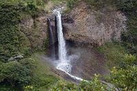 Ruta de las Cascadas  Nach einem Magnum-Eis sind die Anstrengungen schnell vergessen und bald sind wir wieder auf der "Kaskadenroute". Nur 5 Kilometer weiter halten wir genau gegenüber des "Manto de la Novia", dem "Brautschleierfall" an einer Ansammlung kleiner Gebäude, die sich um eine Seilbahnstation scharen. Etwas wagemutigere Mitmenschen können sich per Canopy über den Pastaza Cañon schießen lassen, entsprechend unseres gesetzteren Alters entscheiden wir uns aber für die gemütlichere Variante mit der Seilbahn. Langsam und leicht schaukelig geht es über den Fluß. Da hier im Gegensatz zum "Pailón del Diablo" überhaupt kein Andrang herrscht, haben wir die kleine Gondel für uns alleine und wir können in Ruhe Fotos machen und den Ausblick genießen. : rio pastaza, ruta de las cascadas