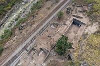 Spuren der Erbauer  Neben den Sehenswürdigkeiten der Landschaft und ihrer spezifischen Vegetation, auf die uns die nette Schaffnerin unablässig hinweist, erfahren wir einiges über die Geschichte dieser Eisenbahnstrecke, die ursprünglich von Quito bis an die Küste nach Guayaquil führte,  wegen Sturmschäden und Erdrutschen jahrelang aber nur noch von Riobamba bis auf ein paar Kilometer über Sibambe hinaus reichte. Erst seit 2013 ist die gesamte Strecke dank einer Investition von 250 Mio. Dollar wieder auf ganzer Länge befahrbar. Die viertägige Tour mit dem "Tren Crucero" ist aber ausgesprochen kostspielig und bleibt nahezu ausschließlich zahlungskräftigen Touristen vorbehalten. Davon unberührt ist die Halbtagestour von Alausí über den anspruchvollsten Teil der Strecke aber als Attraktion erhalten geblieben und kurz vor Sibambe passieren wir die mittlerweile völlig verfallenen Gebäude, in denen die Arbeiter wohnten, die von 1873 bis 1908 für die Errichtung dieses Meisterwerkes der Ingenieurskunst verantwortlich waren. : alausi, ferrocarriles ecuatorianos, nariz del diablo, nariz de pistishi, sibambe