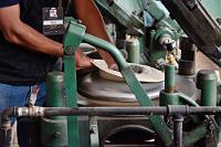 Staff "Flavio"  Nicht nur Mitarbeiter, die sich kleiner Besuchergruppen annehmen, laufen herum und erläutern die ausgestellten Exponate, auch die mit der Produktion 'frischer' Panamahüte befaßten Angestellten nehmen sich Zeit, interessierten Besuchern die einzelnen Herstellungsschritte zu erklären – mit Berühren des noch warmen Hutes aus der Presse inklusive!  Wir erfahren, dass der aus dem "Toquillastroh" des Scheibenblumengewächses manuell geflochtete Hut ursprünglich eine Kopfbedeckung für Frauen war und seine Bezeichnung als Panamahut einer historischen Verwechslung verdankt. : cuenca, tomebamba, todos los santos, sombrero panama