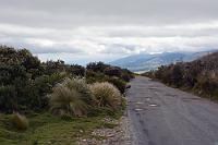 Stimmt schon...  Da aber überall noch Baumaschinen stehen, kurbelt Maren das Fenster herunter und fragt einen der Straßenbaumänner, ob geradeaus auch wirklich ein Durchkommen sei. Kein Problem, antwortet dieser und ein Stückchen weiter sind auch schon wieder Schilder, die nach Oyacachi und Cayambe-Coca weisen. Unüberseh- und spürbar wird nun auch die Straße schlechter (die wissen schon, warum sie bauen...). Im nächsten kleinen Ort geht es geradeaus nach Oyacachi, rechts hingegen in den Nationalpark. Da sollen wir hin – lt. App. Nicht das erste Mal, dass uns Maps.me auf den absolut kürzesten Weg schickt. Dass wir besser der E35 und der ebenso guten E20 gefolgt wären, wird uns erst später am Ziel klar ;-). : cayambe-coca