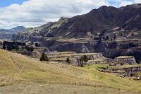 Wir haben es schon wieder gemacht!  Wir haben Maps.me vertraut und sind auf dem Weg zur sehenswerten Quilotoa-Lagune schon sehr frühzeitig von der E35 abgebogen. Zu unserer Entschuldigung können wir anführen, dass es an diesem Abzweig auch ein Straßenschild gab, welches nach Quilotoa verwies. Nach 20 hart erkämpften Kilometern in einer wunderschönen Bergwelt, haben wir endlich die streckenverkürzenden, aber fahrzeugstrapazierenden Bergpisten verlassen und befinden uns nun auf der hervorragenden E30 (auf die wir – einfacher – auch direkt über die E35 gekommen wären...). Wir folgen der kurvenreichen Bergstrecke, die sich in Höhen zwischen 3500 und 4000 m durch eine meist landwirtschaftlich genutzte Landschaft windet und biegen beim Ort Zumbagua Richtung Lagune ab. : laguna quilotoa, canon del rio toachi