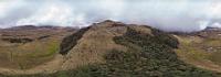 Zugedeckelt  Sicherlich verwehren uns die tiefhängenden, schnell durch die Gebirgseinschnitte ziehenden Wolken den Blick auf die Weite und einige beeindruckende Gipfel des Nationalparks. Aber auch der eingegrenzte Blick auf die feuchtkargen Talböden kann seinen Reiz haben!  360°   Pano : cayambe-coca