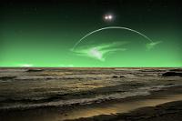 Recreation  Gelegentlich müssen auch Pausen eingelegt werden! Keine Crew der Welt – und sei sie noch so leistungswillig – ist ständig belastbar. Diese Erkenntnis ist auch den Kommandanten der Expeditionsschiffe geläufig. Nicht in festen Zeitabständen, aber immer, wenn sich die Gelegenheit bot, wurde den Besatzungen umschichtiger 'Landurlaub' gewährt. Bevorzugt natürlich auf den ohnehin angeflogenen Forschungsobjekten und unter diesen natürlich solchen, die einen weitgehend unbeschwerten Urlaub ermöglichten. Dazu gehörte der angestrebte Verzicht auf jegliche technische Hilfsmittel wie Skaphander oder Atemgeräte. Glücklicherweise war die Auswahl unter erdähnlichen Sauerstoffplaneten so groß, dass sich durchschnittlich zumindest drei- bis viermal im Laufe eines Jahres Entspannungsgelegenheiten boten. Etwas benachteiligt war die Crew der "Armstrong", deren Forschungsschwerpunkt im Halo der Galaxis seltener den Besuch planetarer Systeme vorsah. Und wenn dies geschah, traf man nicht immer Idealbedingungen an, so dass die Mannschaften der "Armstrong" größere Kompromisse in Hinblick auf Komfort in Kauf nehmen mußten, als ihre Kollegen in den zentraler operierenden Sternenschiffen. Ein Beispiel solch suboptimaler Urlaubslokalität zeigt exemplarisch obiges Bild. Eingebettet in ein Dreifachsternsystem fand sich dieser Mond eines namenlosen Planeten, dessen einziger Vorzug das Vorhandensein unendlicher Badestrände an kahlen Fels- und Sandküsten war – glücklicherweise von angenehmer Temperatur und frei von bedrohlichem Leben. Dafür nahm man auch die ungewöhnlich grüne Atmosphäre und den Schein von zeitweilig drei Sonnen gerne in Kauf.