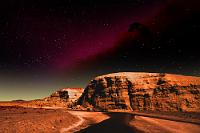 Sektor Orionis  2148, im achten Jahr der Expedition, hielt sich die "Michael Collins" 1500 Lj von der Erde entfernt im Sektor Orionis auf, um die als Sternengeburtsstätten bekannten Emissionsnebel zu vermessen und molekular zu analysieren. Besonderes Augenmerk wurde auf Sternsysteme gerichtet, die entweder bereits Planeten hervorgebracht hatten, oder deren Systeme noch in der Entstehung begriffen waren. Hier hatten sich in einem Volumen von nur 500 Kubiklichtjahren mehr Protosterne und junge Systeme mit ausgedehnten Akkretionsscheiben protoplanetarer Materie versammelt, als im ganzen übrigen Spiralarm zusammen. Ein weiterer Schwerpunkt des Interesses der Planetologen und Biologen der "Collins" war auf die bereits dem inneren Kernbereich der massereichen Emissionswolken entwichenen Systeme gerichtet, deren Alter  maximal 1 bis 2 Milliarden Jahre betrug. Die Erforschung dieser Systeme ließ Rückschlüsse auf die Entwicklung unseres eigenen Sonnensystems zu und es war Ziel der Ermittlung herauszufinden, ob sich potentielle Lebenskeime unabhängig voneinander auf den verschiedenen Planeten gebildet hatten, oder ob es eine 'Befruchtung' durch vagabundierende Kometen und Planetesimạle gegeben hatte. Solche Erhebungen konnten nur vor Ort durchgeführt werden, so dass ständig Gruppen von Wissenschaftlern auf der Oberfläche junger Planeten eine vorübergehende Heimstatt fanden. Beherbergt durch die Landungsboote, deren Lebenserhaltungssysteme die autarke Versorgung von bis zu 20 Mann über Wochen sicherstellten, waren zeitweilig bis zu acht Teams auf verschiedenen Himmelskörpern abgegrenzter Raumregionen im Einsatz, während die "Collins" weitere Sternsysteme kartographierte. Obwohl die Bodenteams während dieser Zeiten vom Mutterschiff abgeschnitten waren und nur über Hyperfunk Verbindung hielten, waren die Expeditionsjobs begehrt, stellten sie doch eine willkommene Abwechslung zur eintönigen Bordroutine dar. Immer wieder waren die Entdeckung unbekannten Neulandes und bislang ungesehener Perspektiven Anlaß sprachlosen Staunens – nicht nur bei den Wissenschaftlern, sondern ebenso unter den begleitenden Mannschaften. Welcher Astronom hatte nicht schon einmal davon geträumt, Gebilde wie den Pferdekopfnebel mit 'unbewaffnetem' Auge von einer Planetenoberfläche aus betrachten zu können...